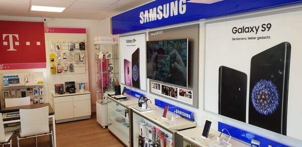Telekommunikationsladen mit Samsung Galaxy S9 Werbeplakaten und Smartphone-Zubehör.
